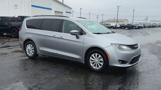 Used 2017 Chrysler Pacifica Touring-L with VIN 2C4RC1BG7HR621476 for sale in London, OH