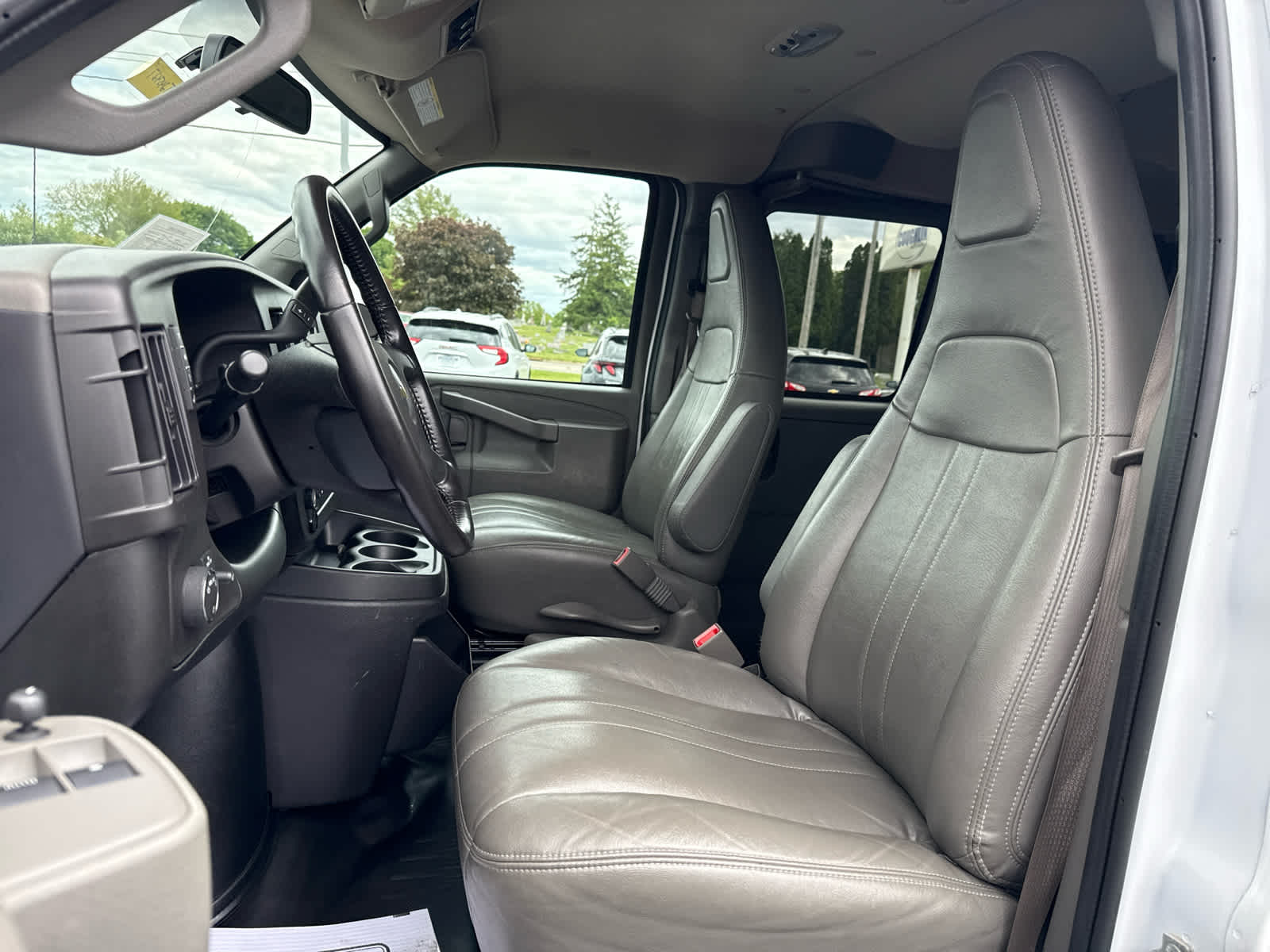2023 Chevrolet Express Passenger 3500 1LS