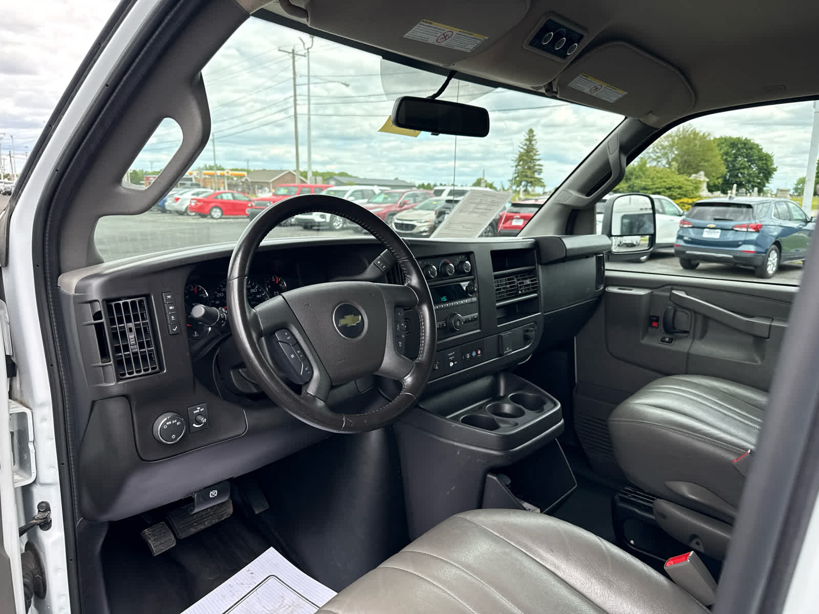 2023 Chevrolet Express Passenger 3500 1LS