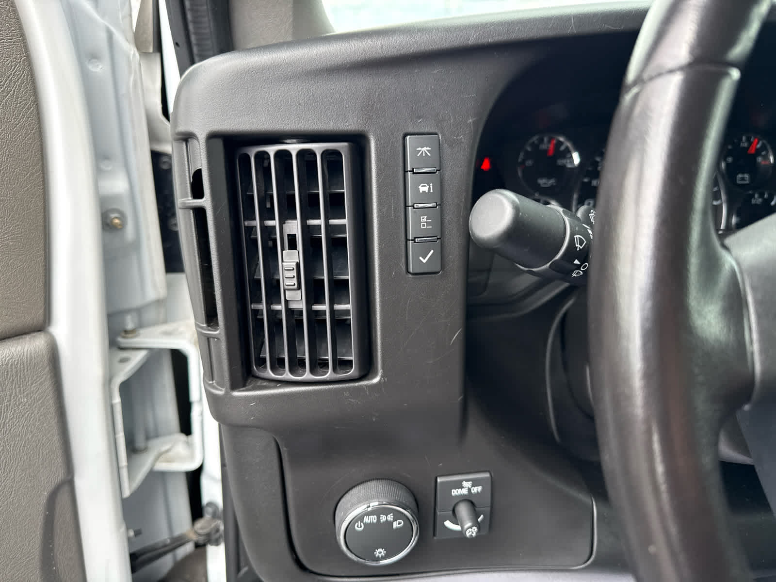 2023 Chevrolet Express Passenger 3500 1LS