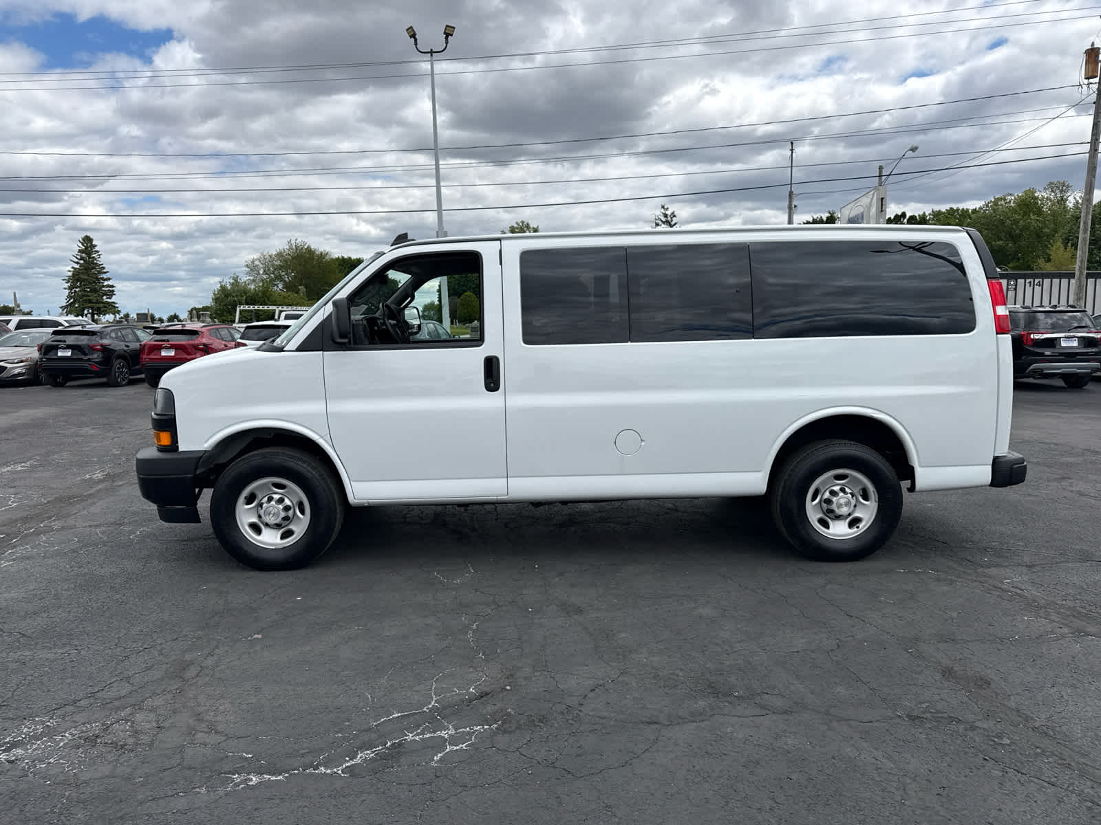 2023 Chevrolet Express Passenger 3500 1LS