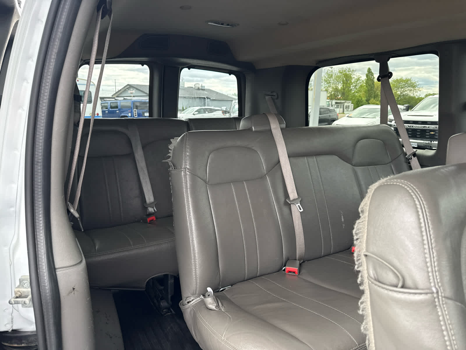 2023 Chevrolet Express Passenger 3500 1LS