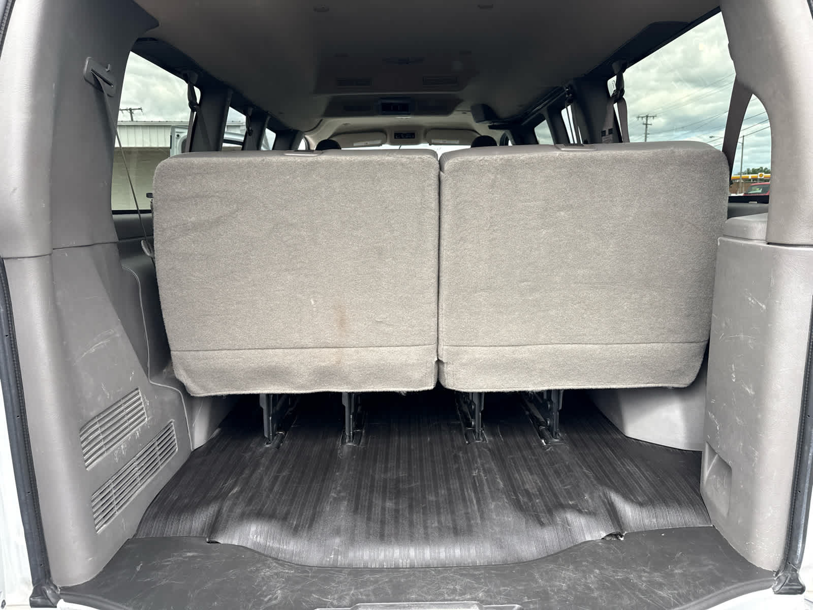 2023 Chevrolet Express Passenger 3500 1LS