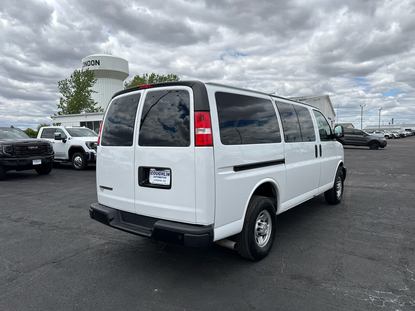 2023 Chevrolet Express Passenger 3500 1LS