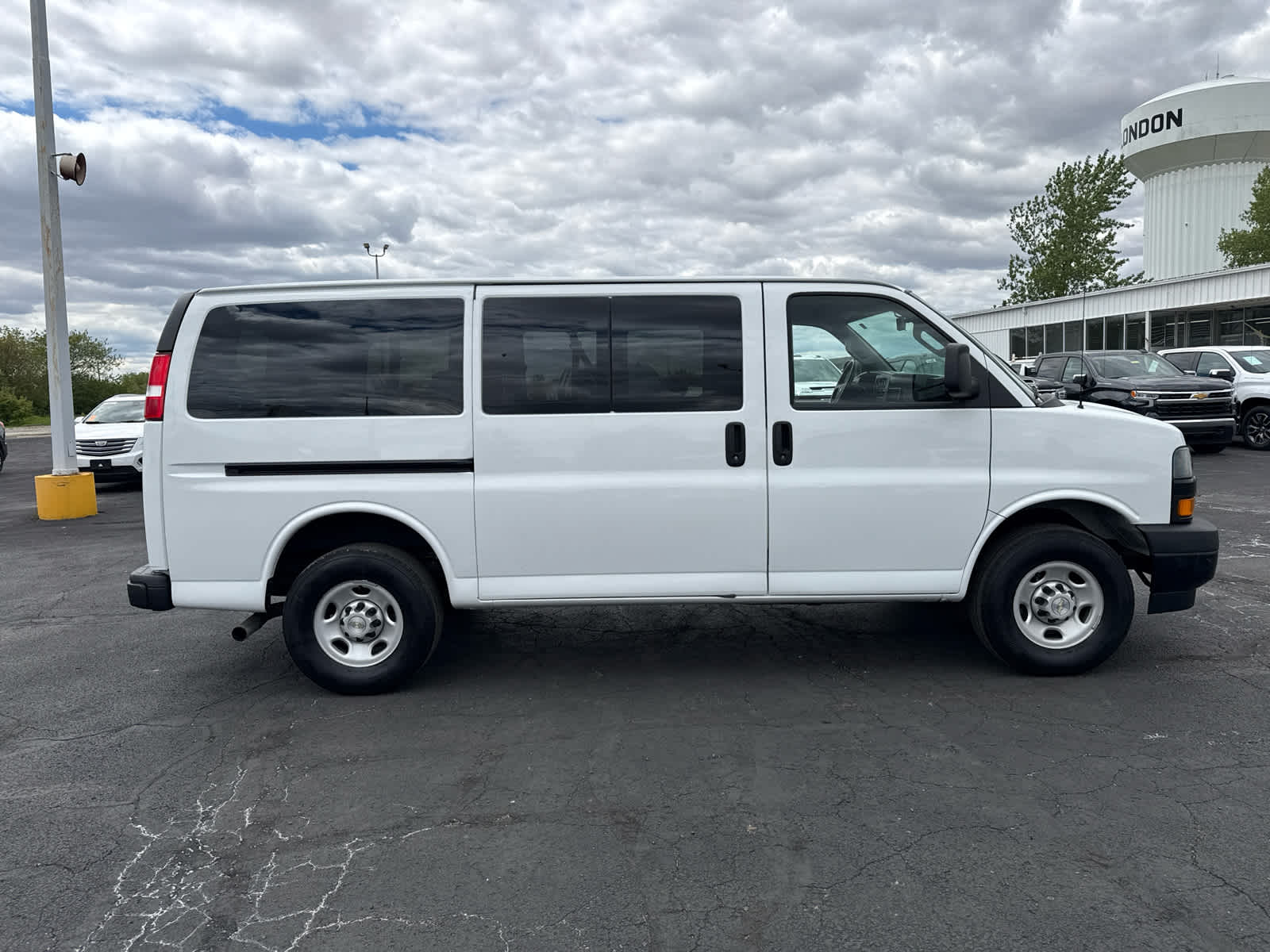 2023 Chevrolet Express Passenger 3500 1LS