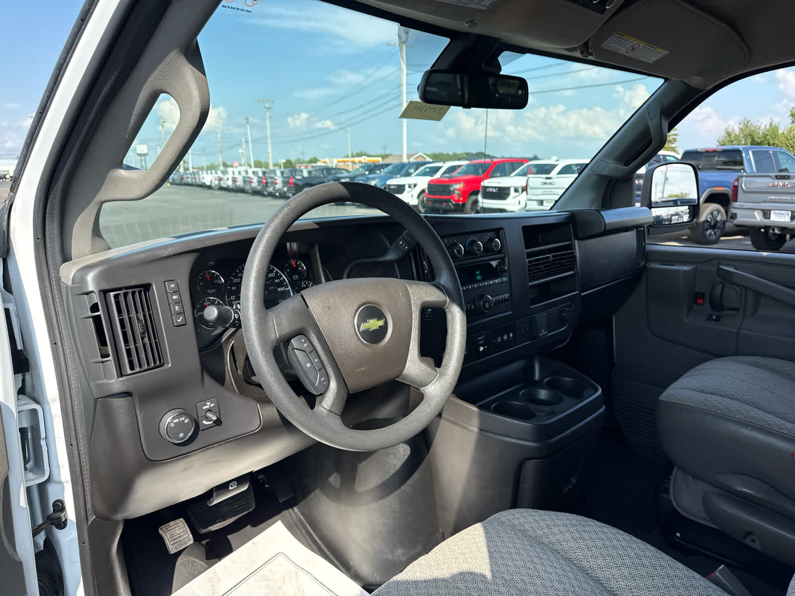 2024 Chevrolet Express Passenger 3500 1LT