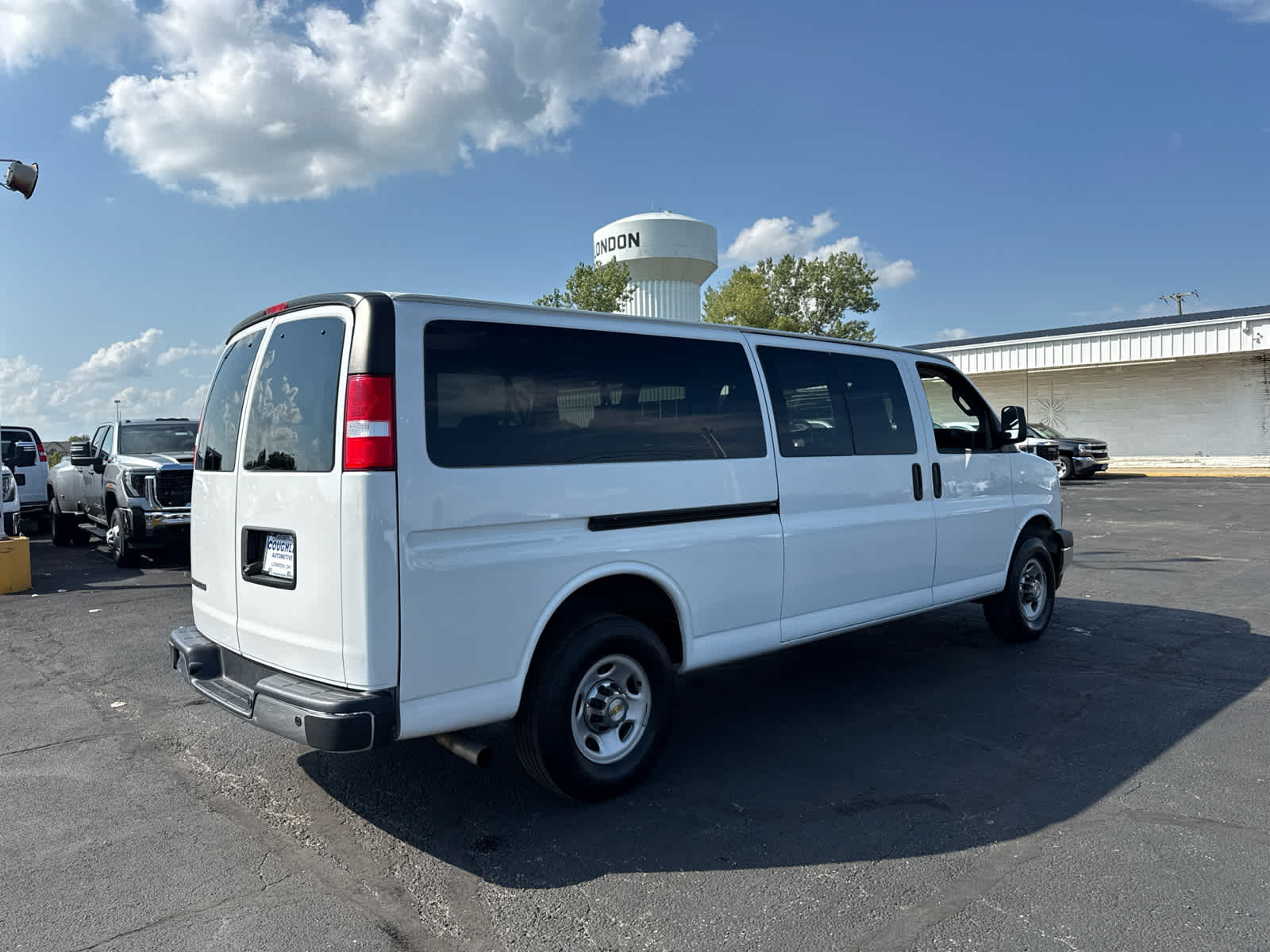 2024 Chevrolet Express Passenger 3500 1LT