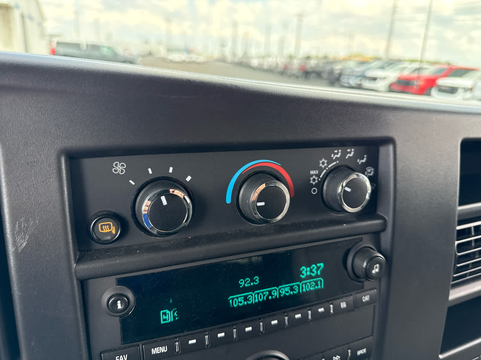 2024 Chevrolet Express Passenger 3500 1LT