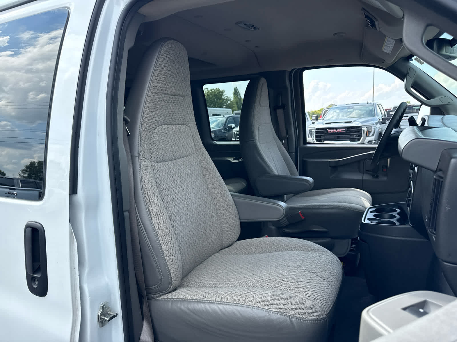 2024 Chevrolet Express Passenger 3500 1LT