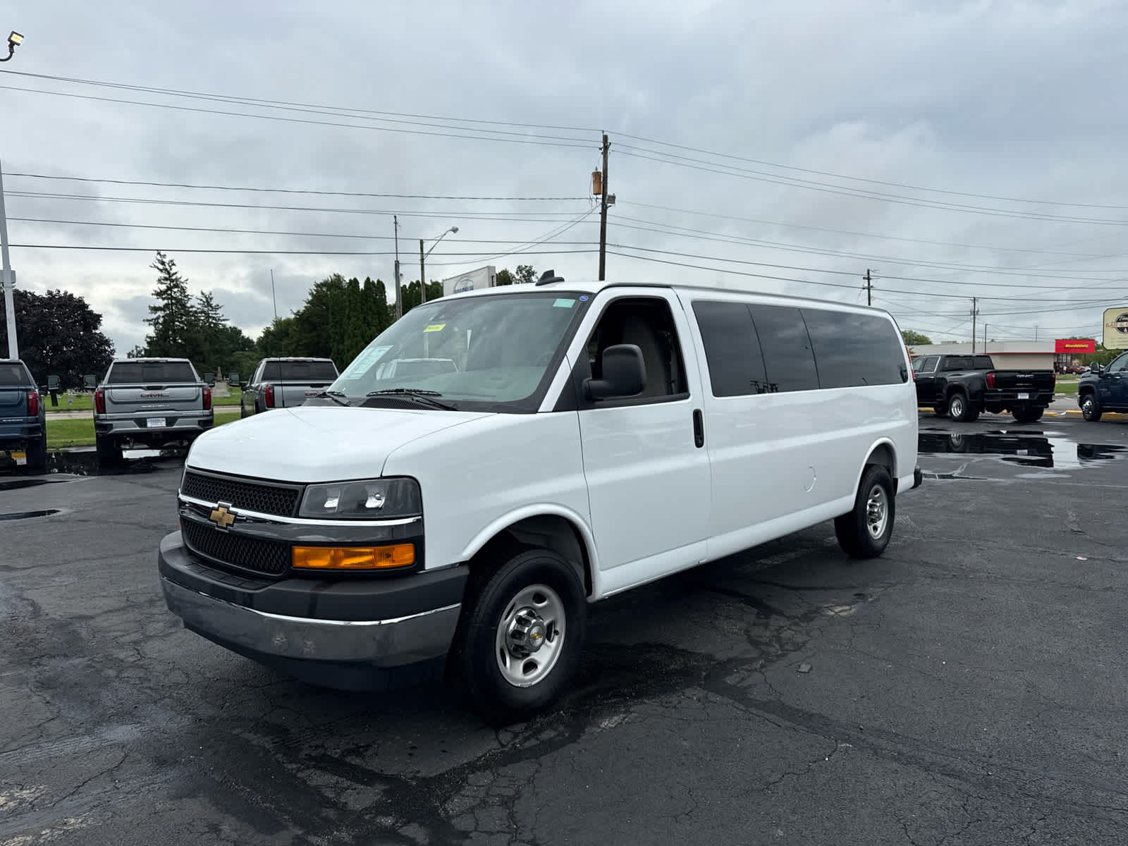 2025 Chevrolet Express Passenger 1LT