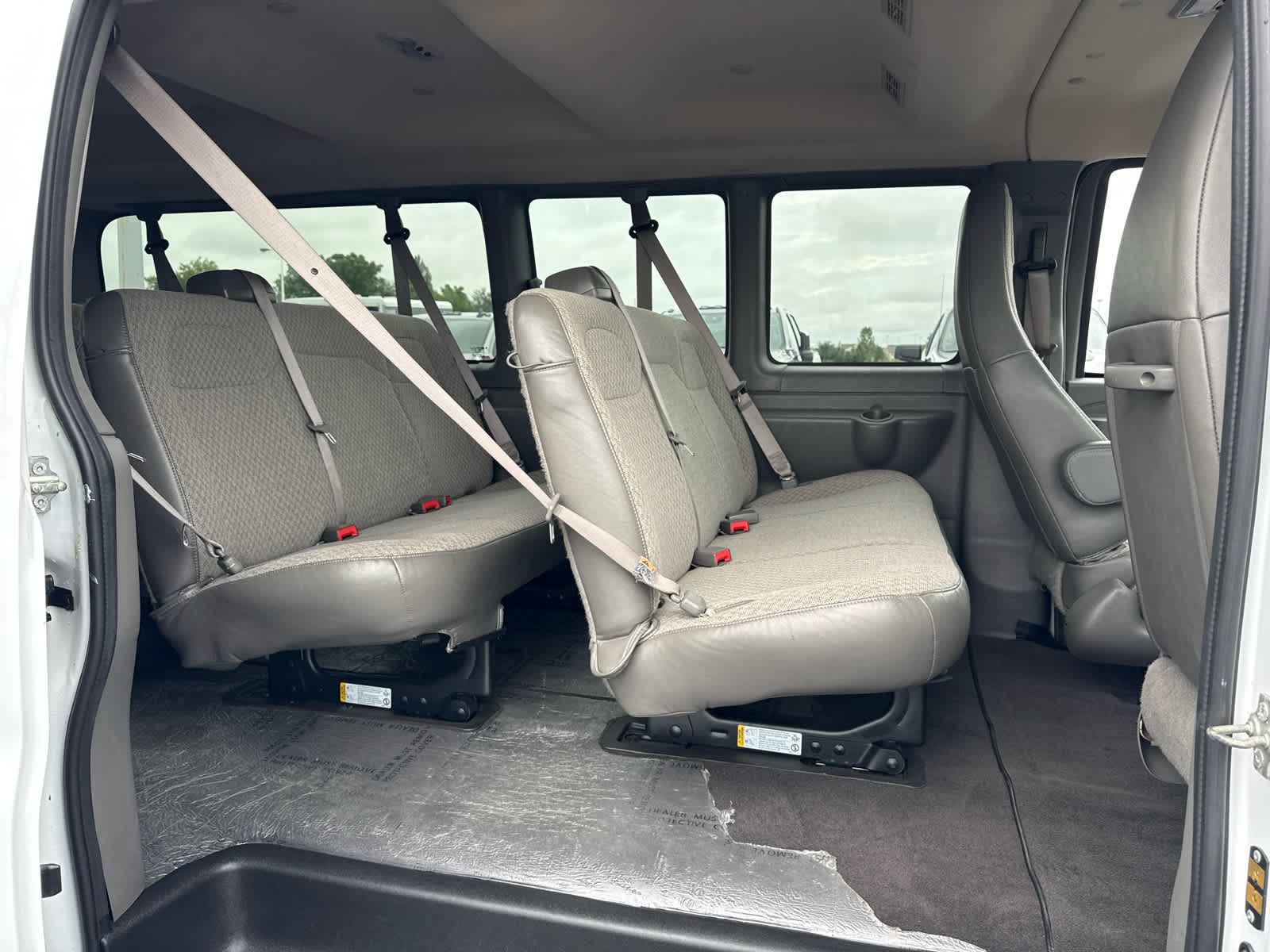 2025 Chevrolet Express Passenger 1LT