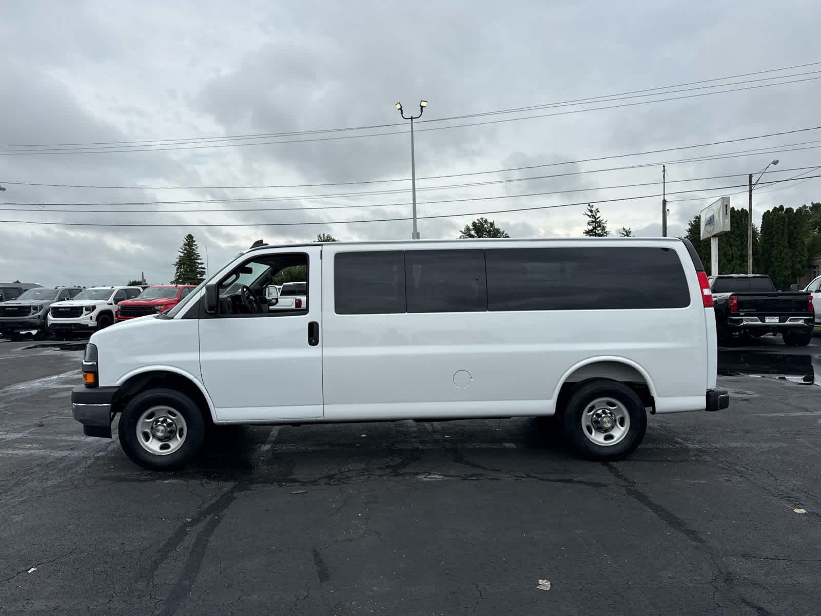 2025 Chevrolet Express Passenger 1LT