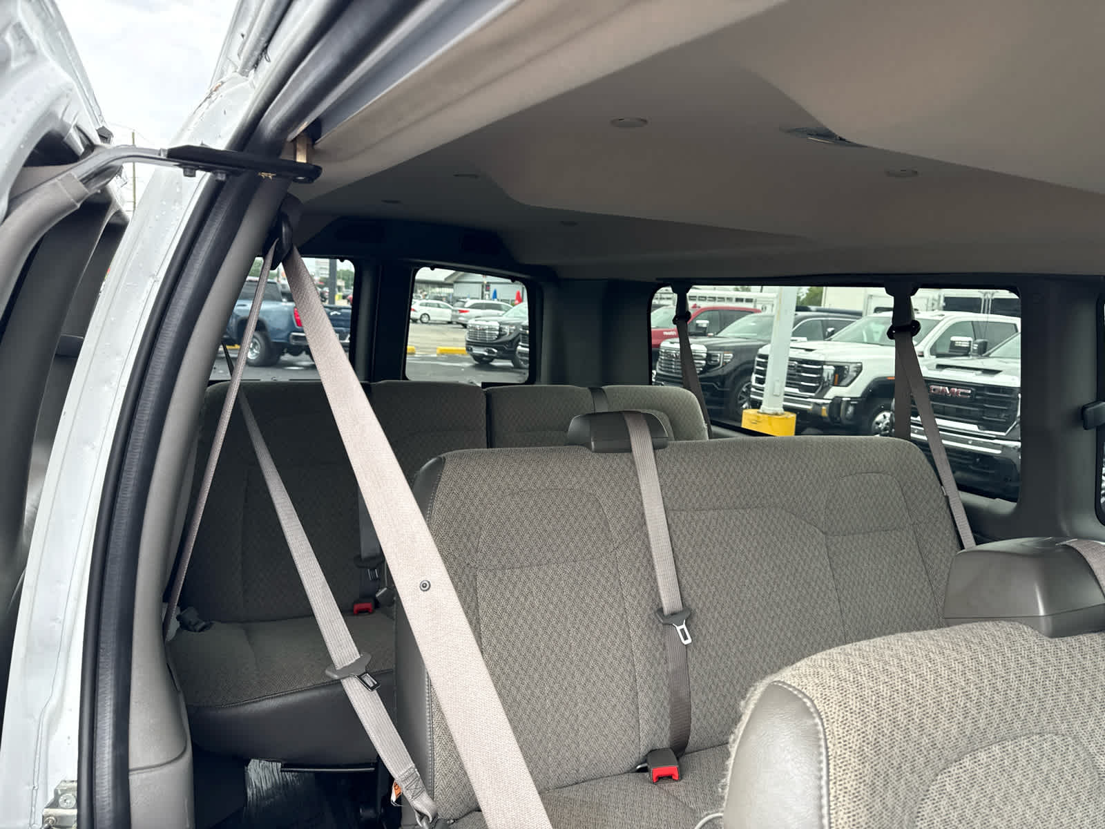 2025 Chevrolet Express Passenger 1LT