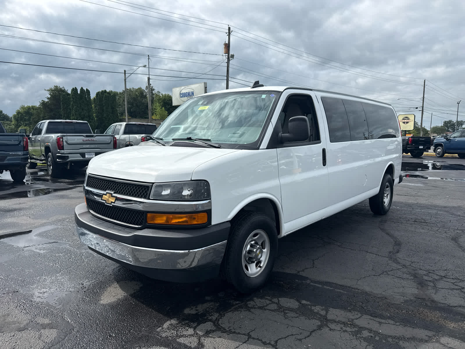 2024 Chevrolet Express Passenger 3500 1LT