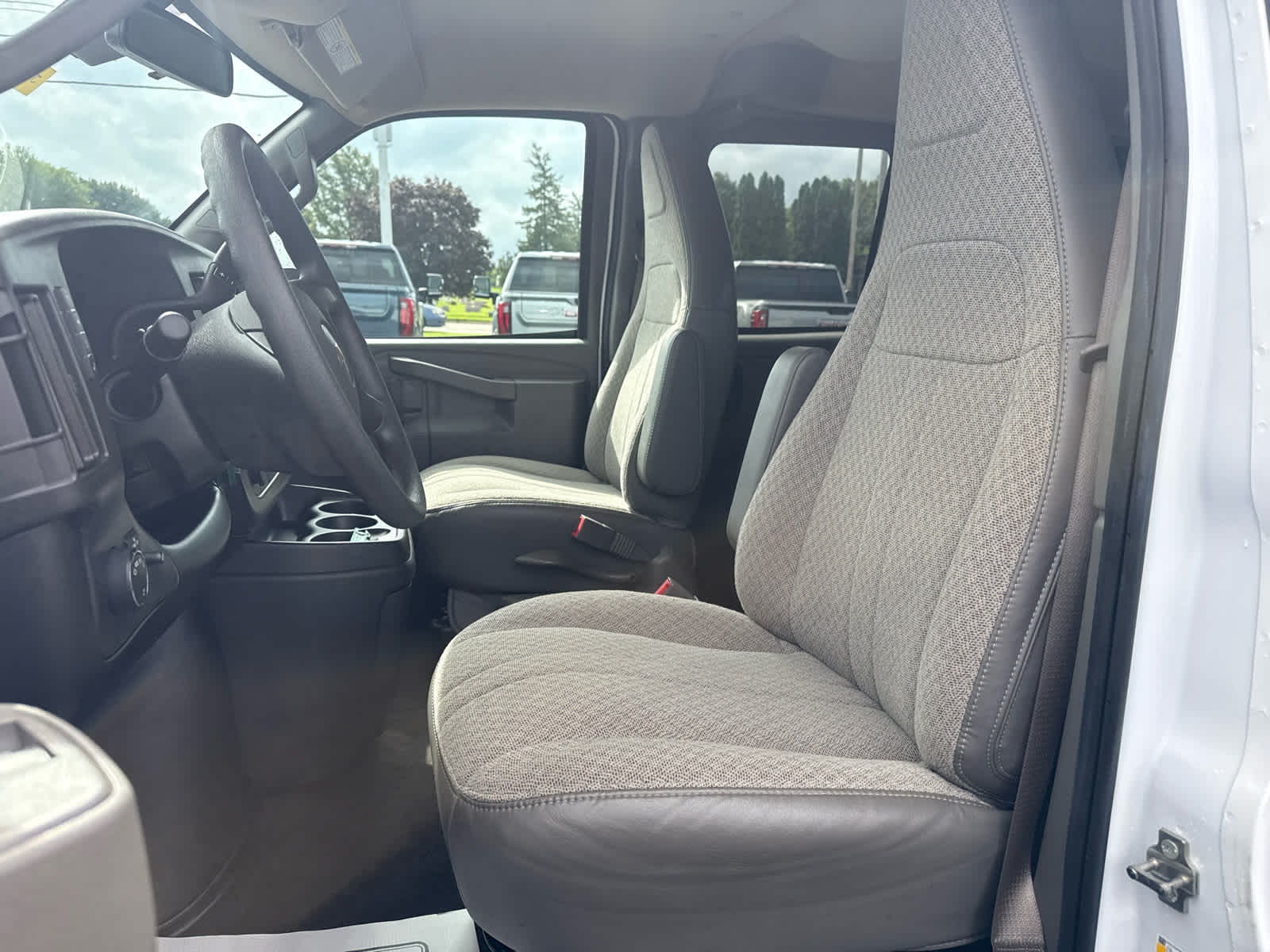 2024 Chevrolet Express Passenger 3500 1LT