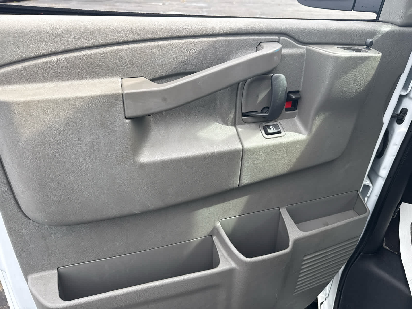 2024 Chevrolet Express Passenger LT - Photo 12