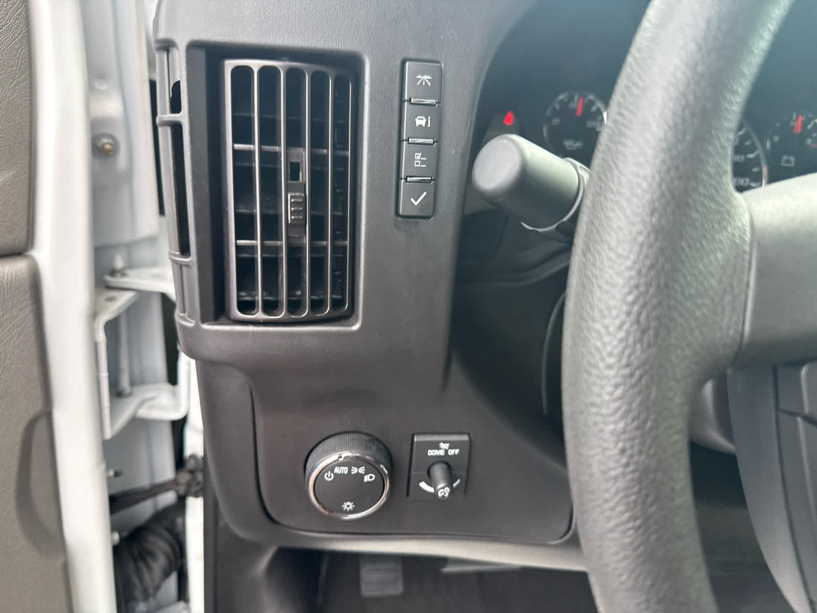2024 Chevrolet Express Passenger 3500 1LT