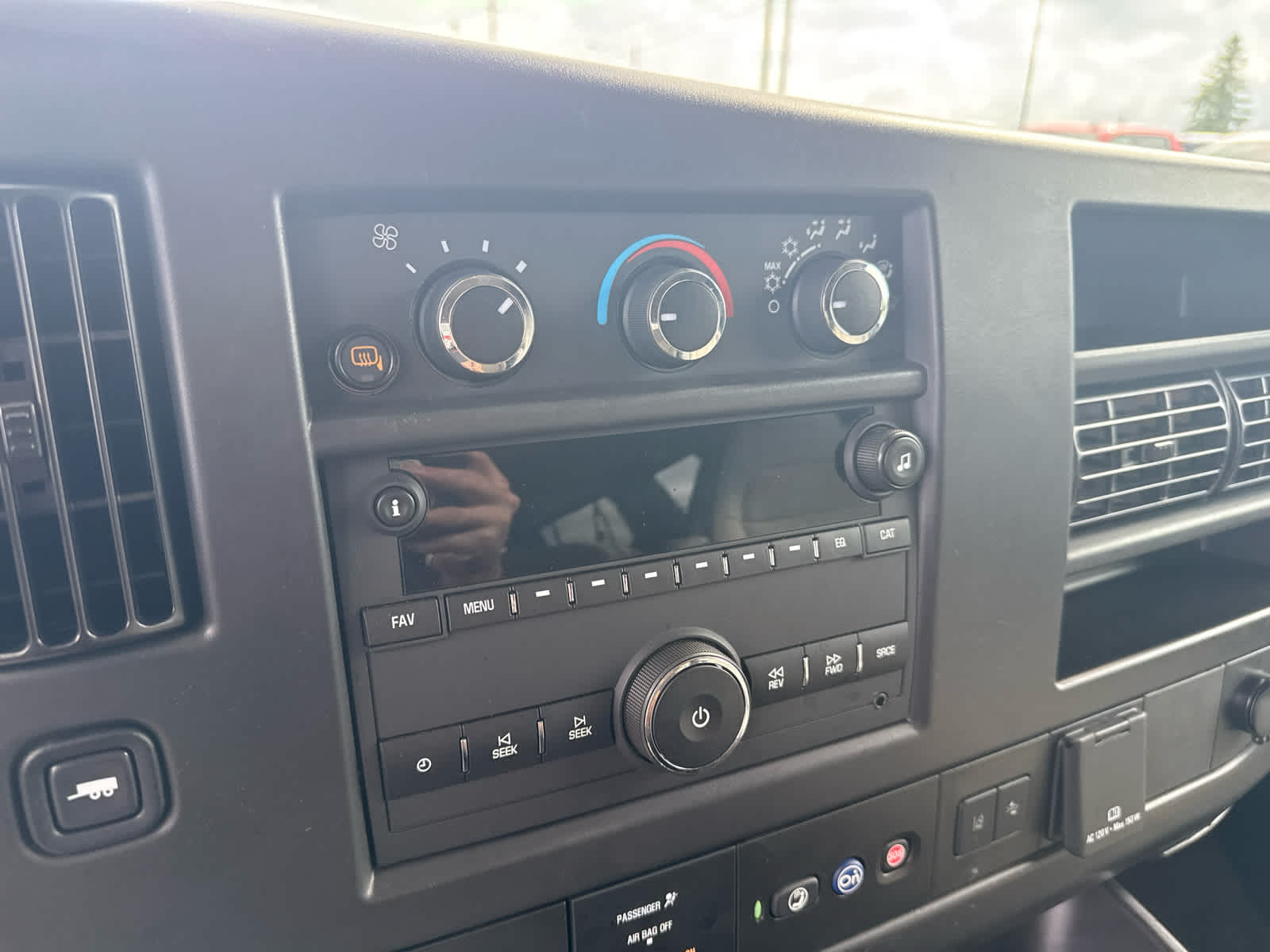 2024 Chevrolet Express Passenger 3500 1LT