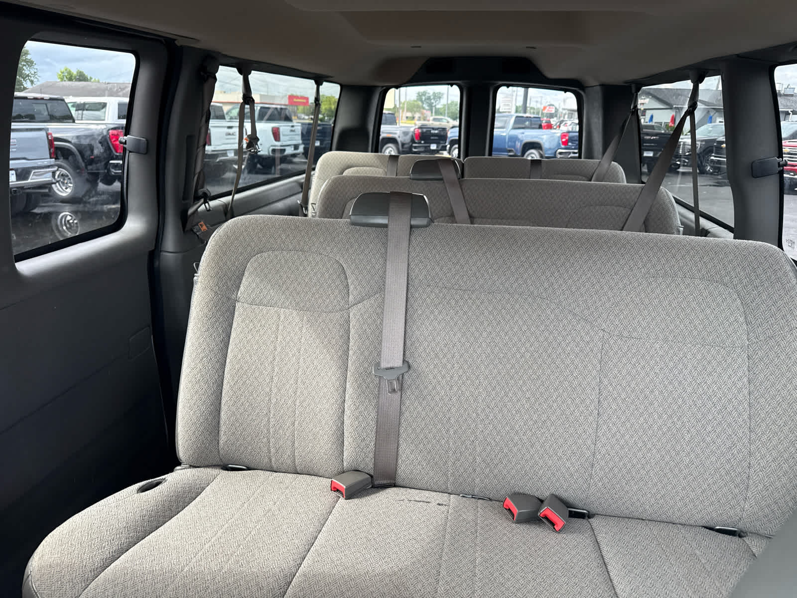 2024 Chevrolet Express Passenger 3500 1LT