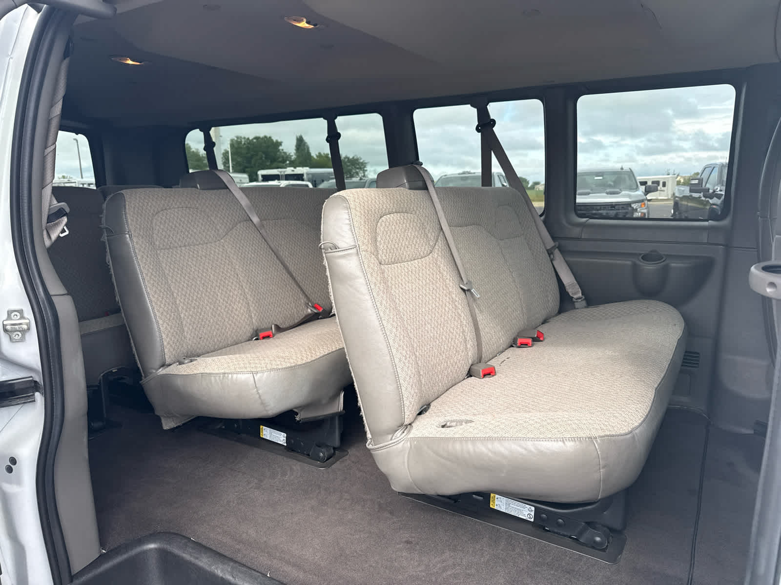 2024 Chevrolet Express Passenger 3500 1LT
