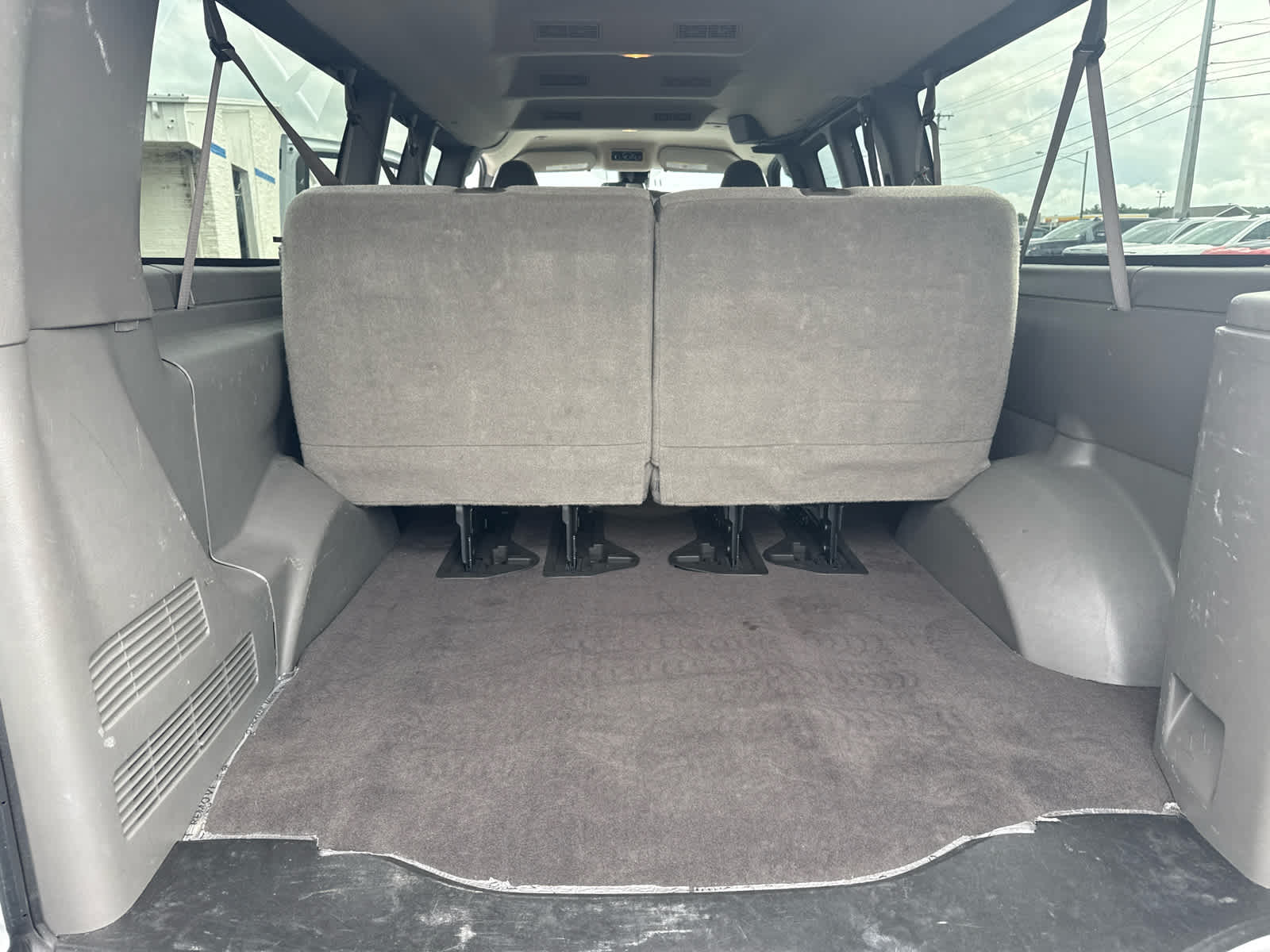 2024 Chevrolet Express Passenger 3500 1LT