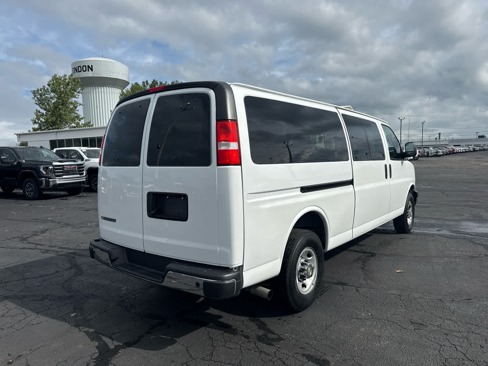 2024 Chevrolet Express Passenger LT - Photo 5