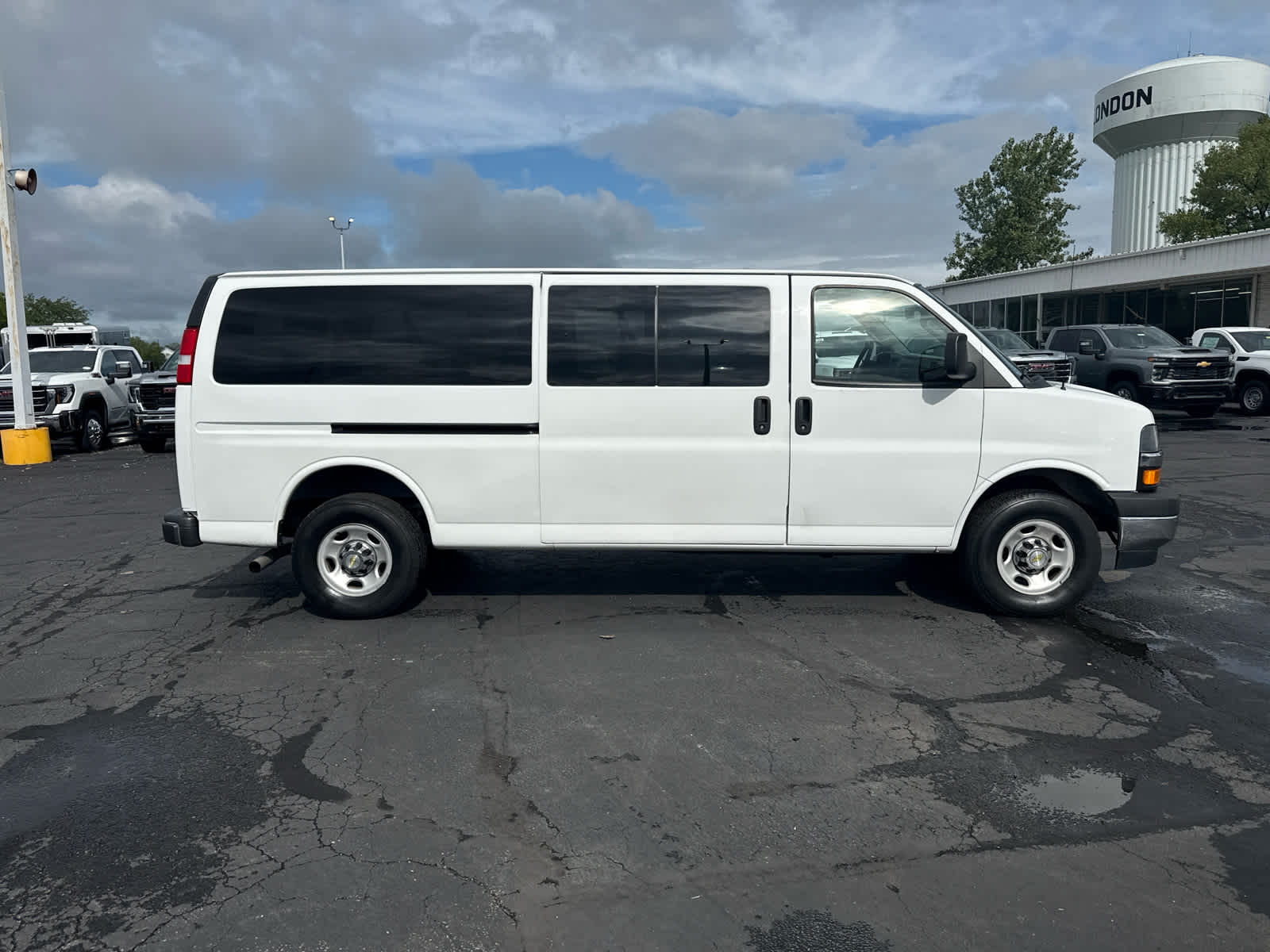 2024 Chevrolet Express Passenger LT - Photo 6