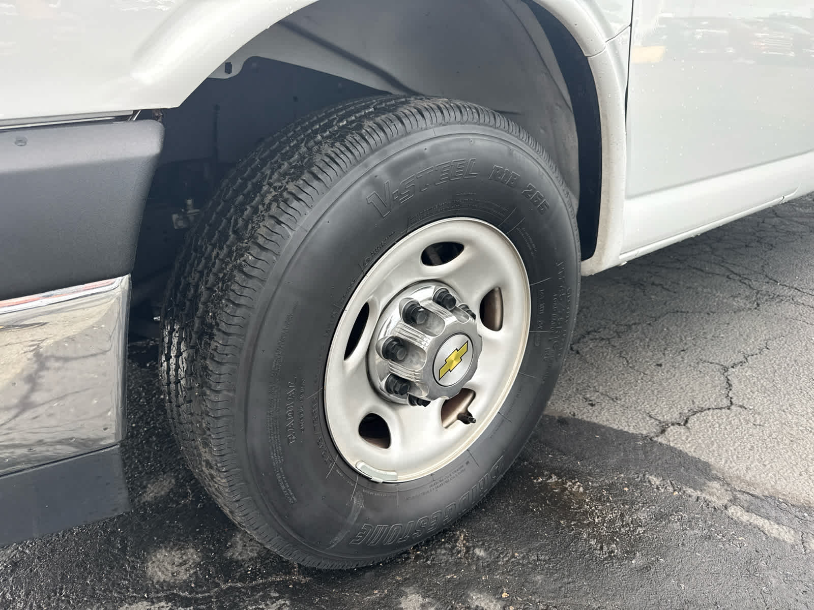 2024 Chevrolet Express Passenger LT - Photo 9