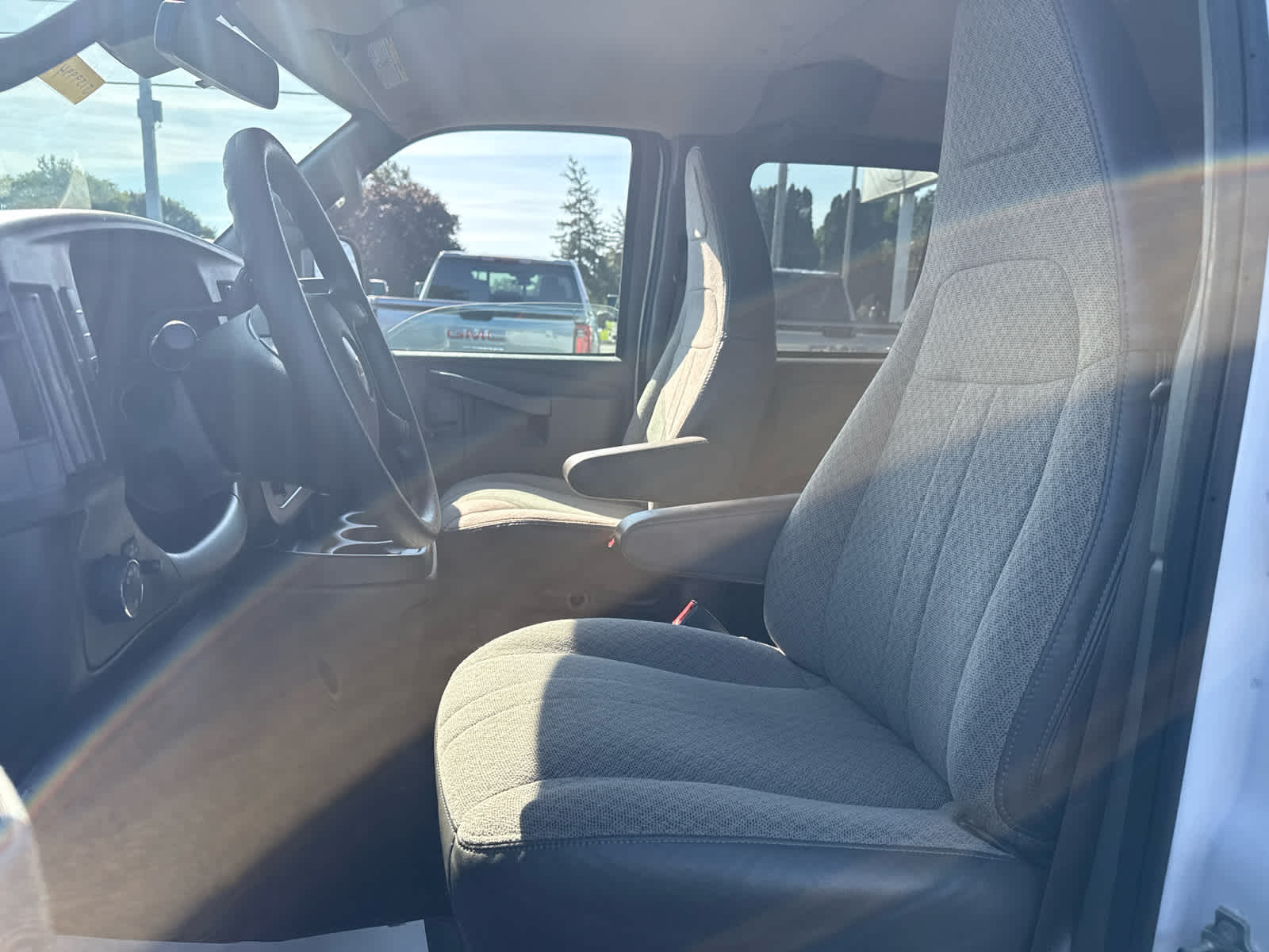 2024 Chevrolet Express Passenger 3500 1LT