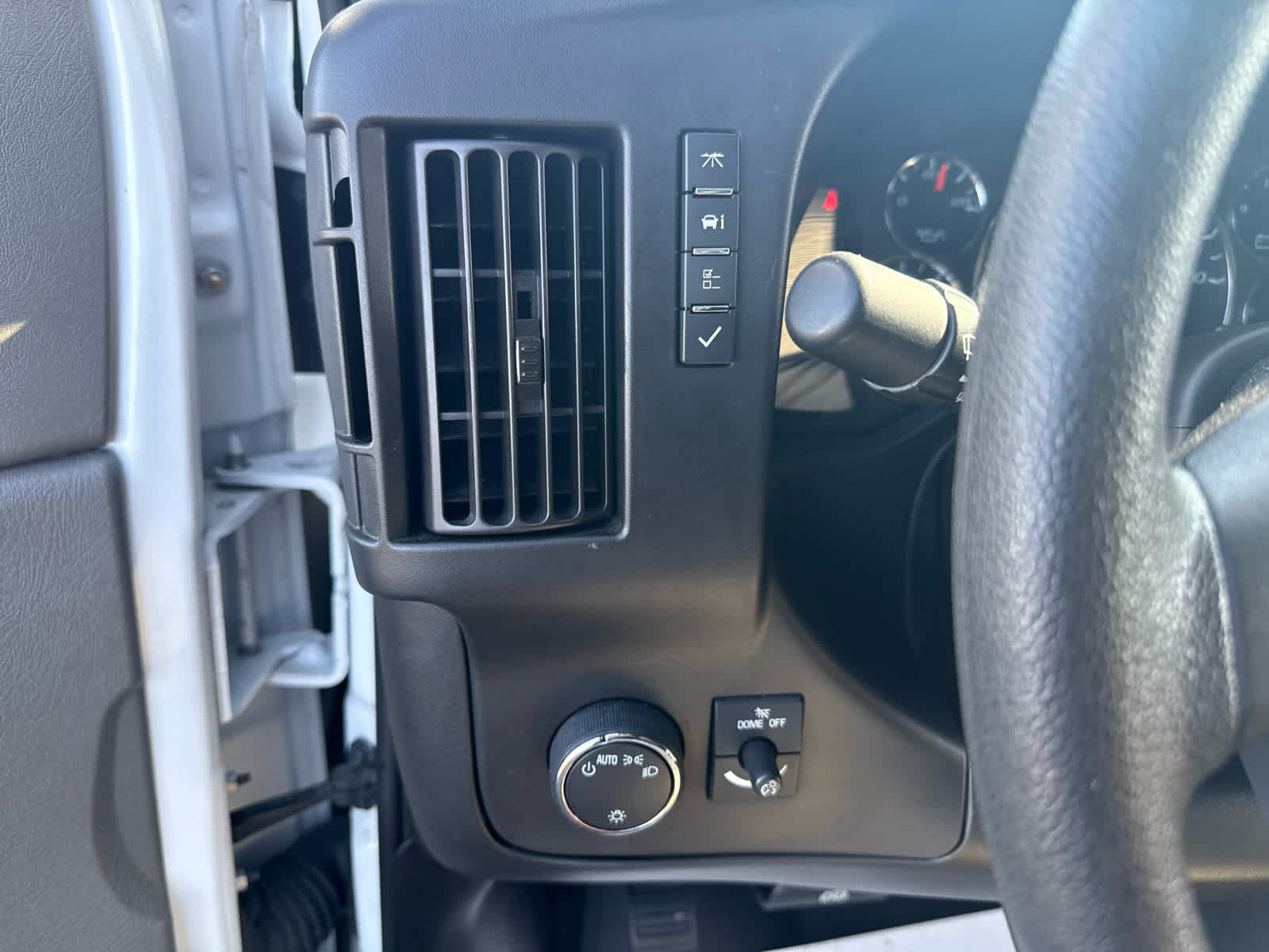 2024 Chevrolet Express Passenger 3500 1LT