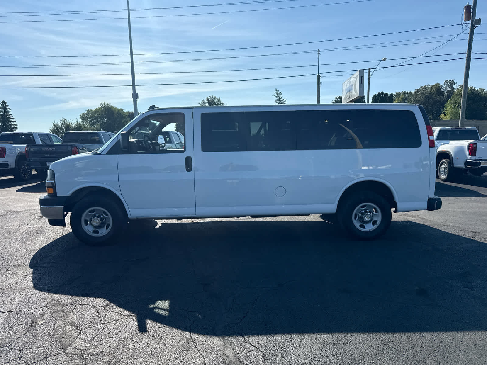 2024 Chevrolet Express Passenger 3500 1LT