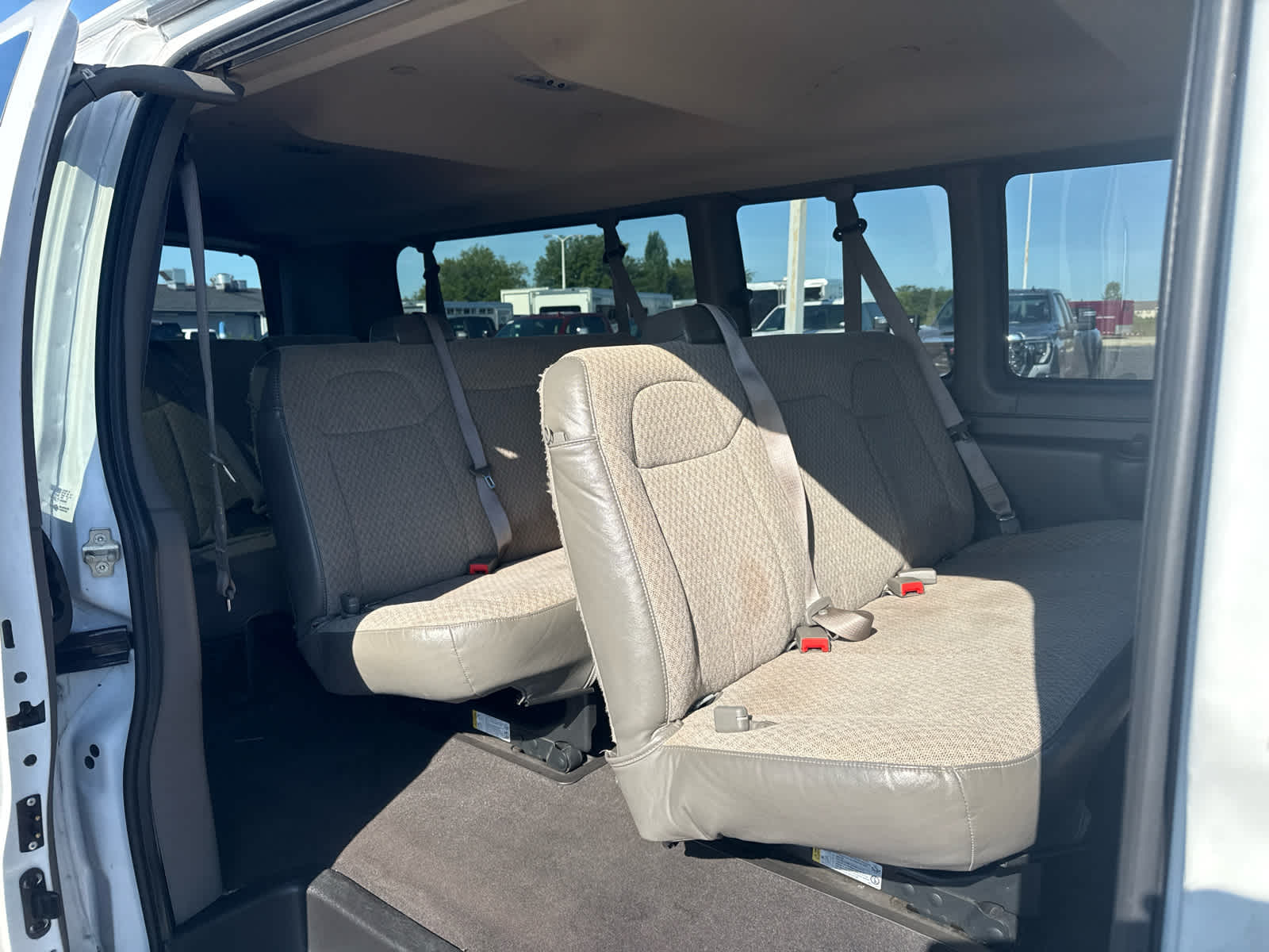 2024 Chevrolet Express Passenger 3500 1LT