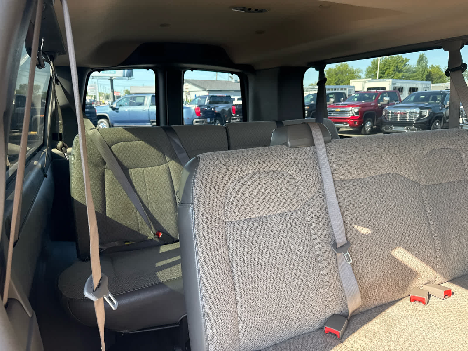 2024 Chevrolet Express Passenger 3500 1LT
