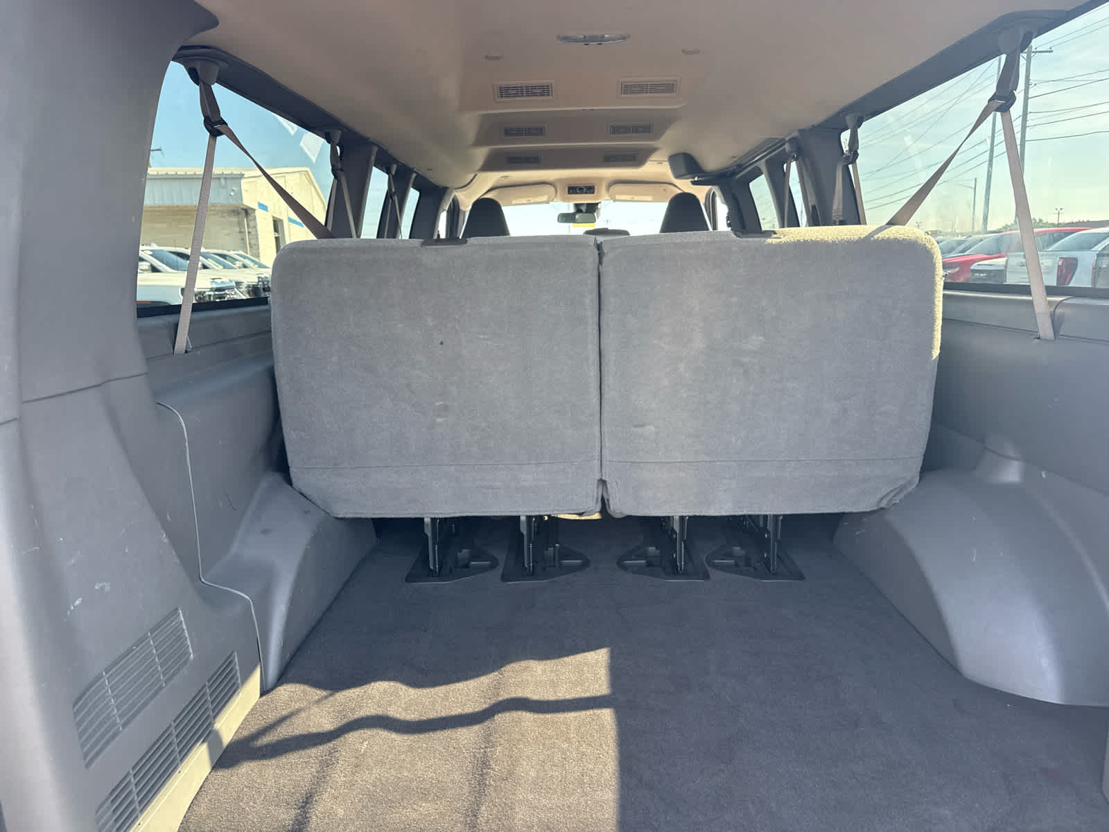 2024 Chevrolet Express Passenger 3500 1LT