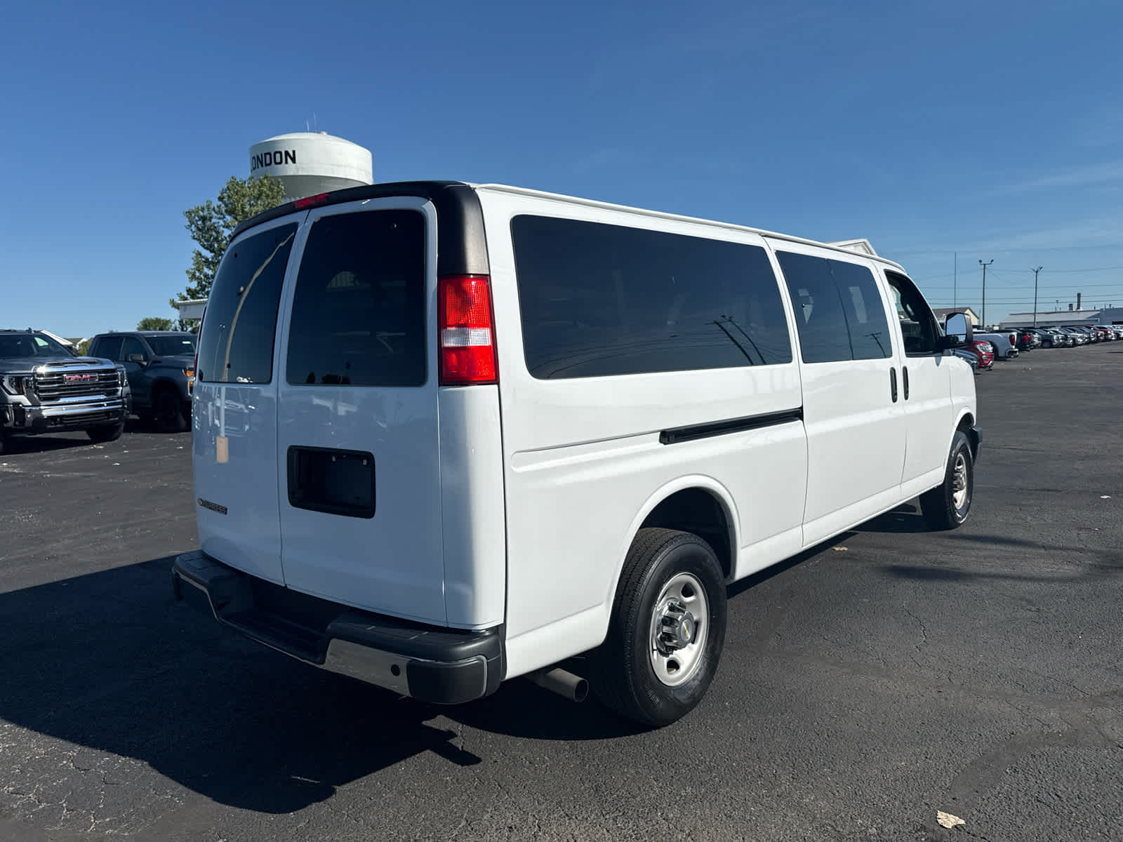 2024 Chevrolet Express Passenger 3500 1LT
