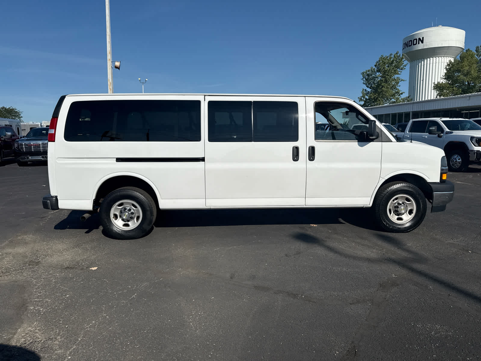 2024 Chevrolet Express Passenger 3500 1LT