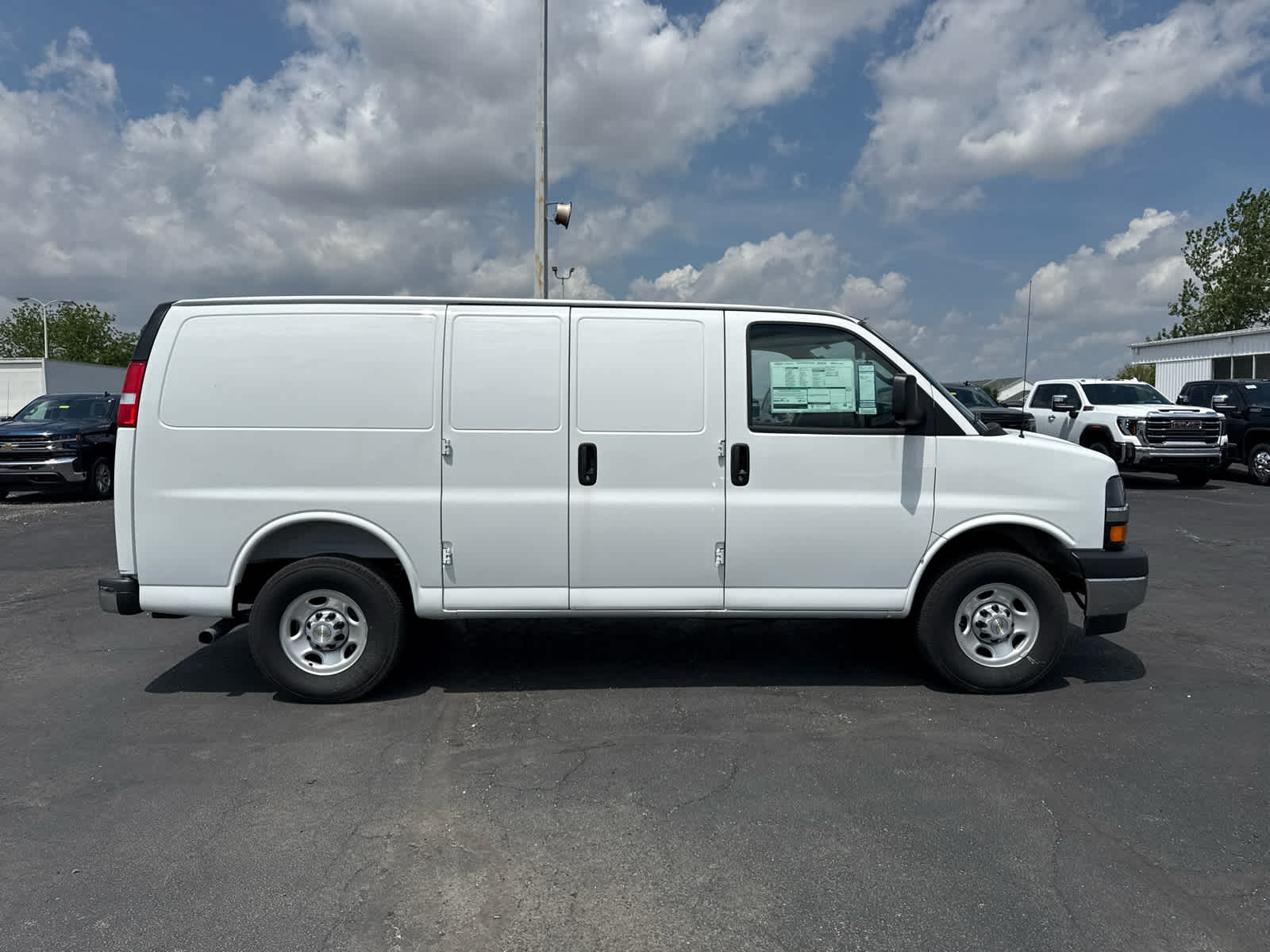 2025 Chevrolet Express Cargo WT