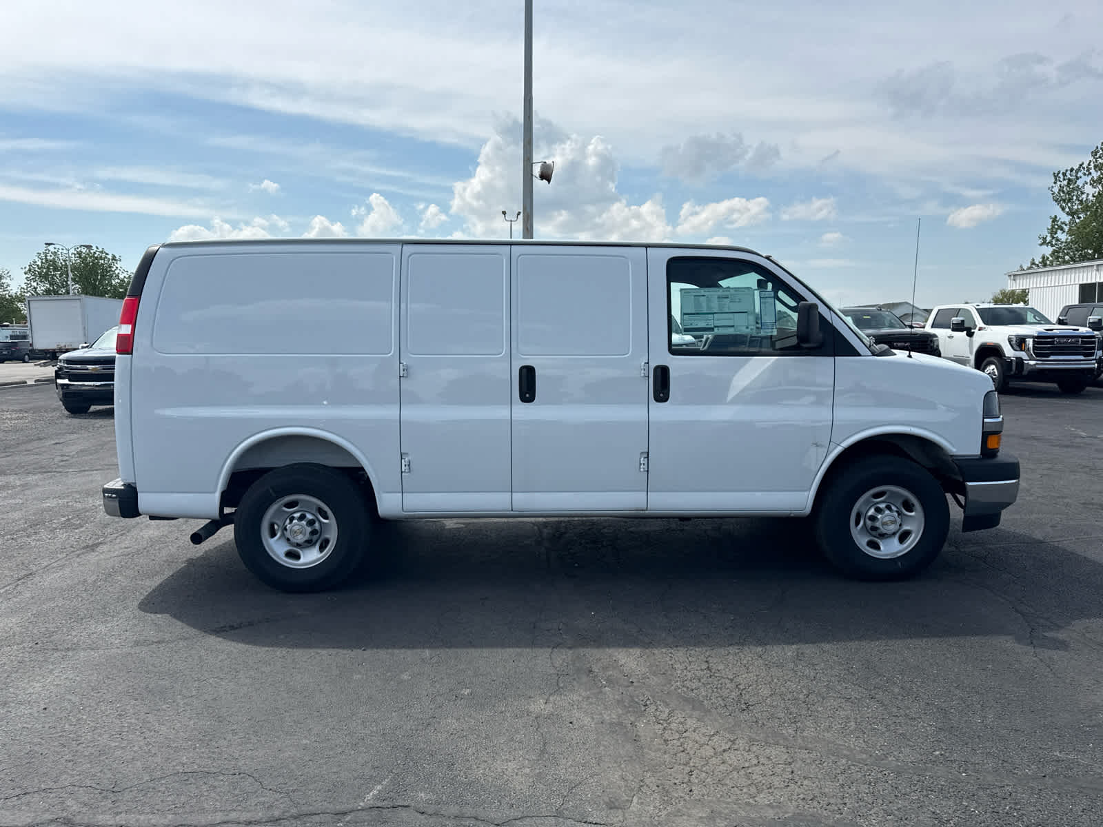 2025 Chevrolet Express Cargo WT