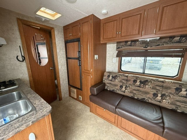 2010 BISON 4 HORSE LQ Base