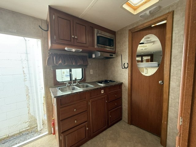 2010 BISON 4 HORSE LQ Base