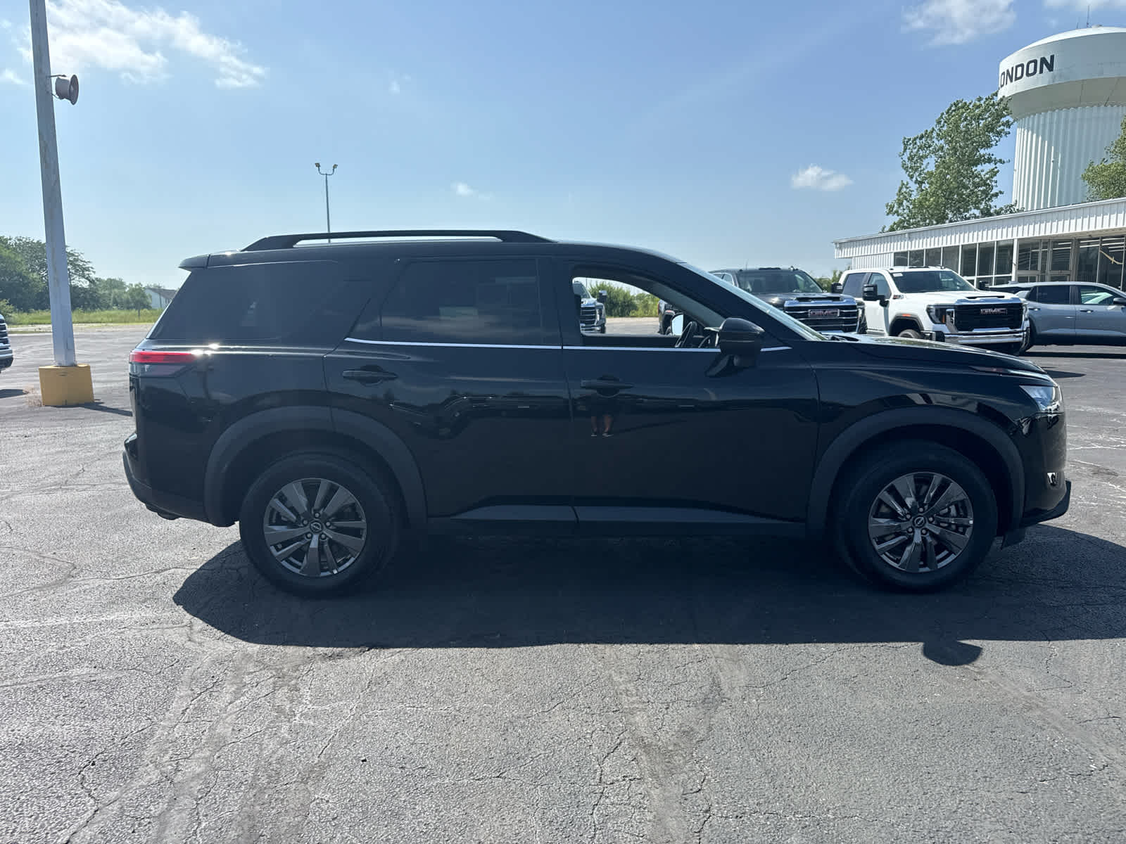 2025 Nissan Pathfinder SV 4WD